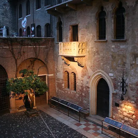 La Corte Di Giulietta Frühstückspension 3*