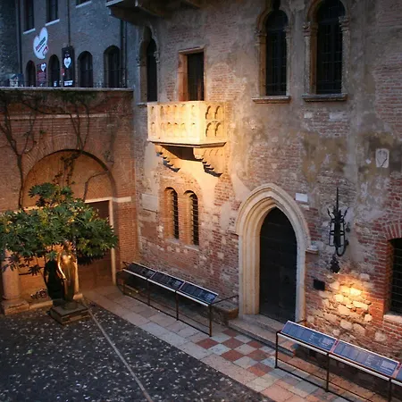 La Corte Di Giulietta Frühstückspension 3*